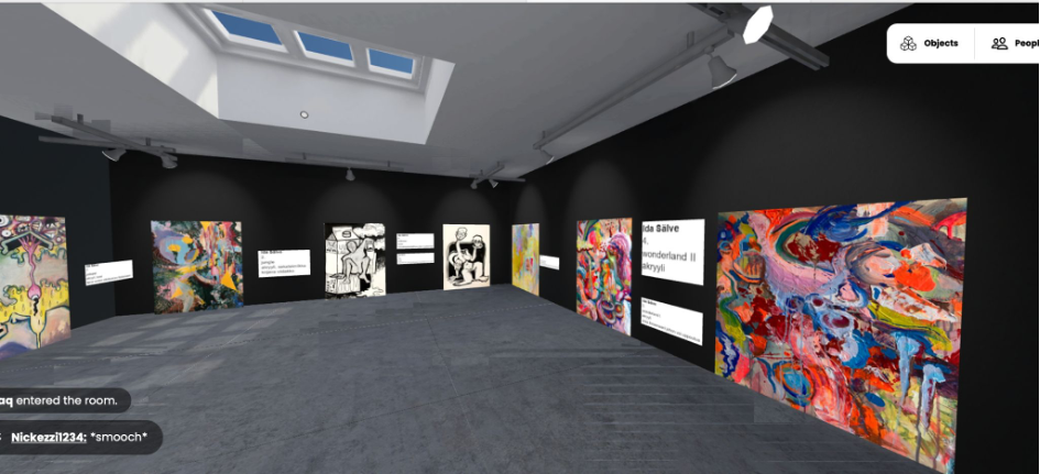 Taideteoksia sekä lisätietoja niistä näyttelytilan seinillä, tilassa kattoikkuna.