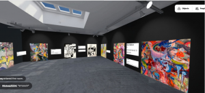 Taideteoksia sekä lisätietoja niistä näyttelytilan seinillä, tilassa kattoikkuna.